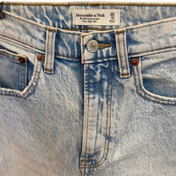 Abercrombie & Fitch The '90s Relaxed Jean Ultra High Rise Light Blue Wash - Picture 5 of 11